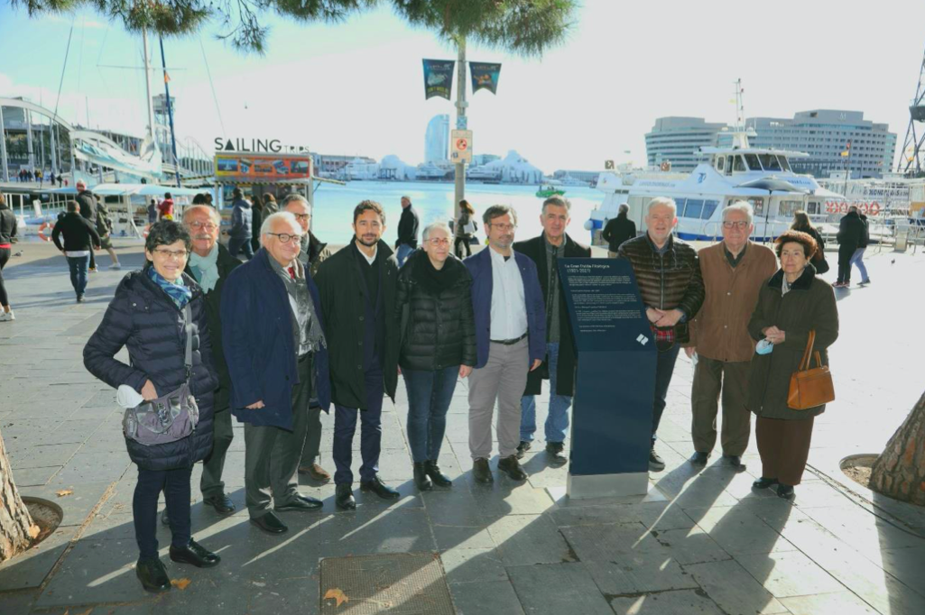 el port de barcelona conmemora el centenario de la gran eixida con un tótem en el portal de la pau